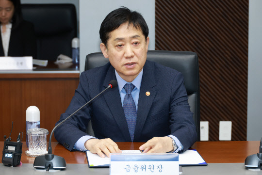 김주현 금융위원장이 11일 오후 부산 남구 부산국제금융센터(BIFC)에서 개최된 기업구조혁신펀드 업무협약식에 참석해 자본시장을 통한 자율적인 구조조정의 중요성을 강조하며, 시장 중심 구조조정 활성화를 위한 정책금융기관의 적극적 협력을 당부했다. 금융위 제공